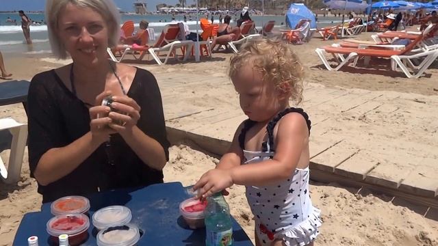 Красим песок съедобными красками и делаем бутылку с разноцветным песком. смотреть онлайн