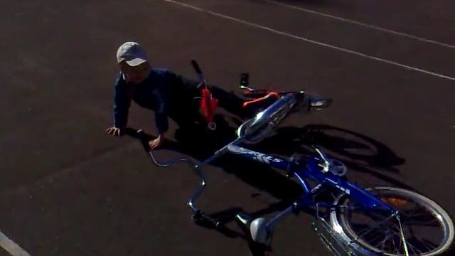 Сhildren's bicycle crash - Детские велосипеды врезались. смотреть онлайн