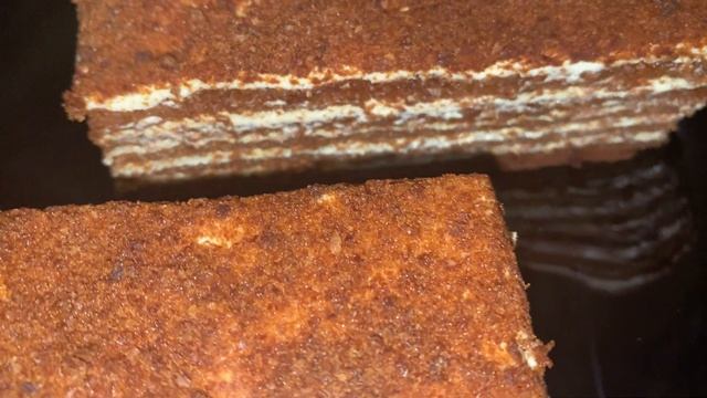 Шоколадный медовик с кремом на основе маскарпоне??Chocolate honey cake with mascarpone cream смотреть онлайн