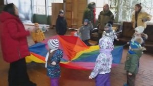 Игра "Разноцветный парашют для детей".