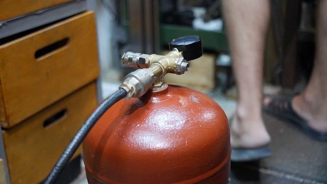 DIY compressor from old refrigerator and propane tank смотреть онлайн