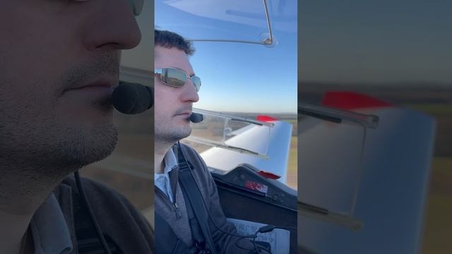 Touch & go à l'aéroport de Pontoise - Cormeilles-en-Vexin (VUE SUR PARIS LA DÉFENSE !) смотреть онлайн