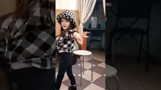Моника хочет спеть как Эрик😂❤️ смотреть онлайн
