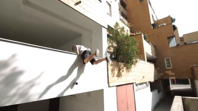 Parkour Vines: Когда выходя из дома, ты в смятении, выключил утюг или нет. смотреть онлайн