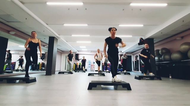 СТЕП АЭРОБИКА ЦЕЛАЯ ТРЕНИРОВКА / STEP AEROBICS смотреть онлайн