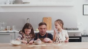 Дети готовят для мам