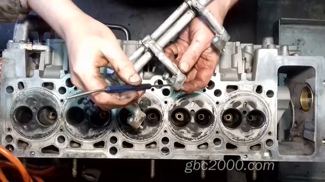 Ремонт ГБЦ демонтаж рампы (топливной рейки) и патрубка термостата Volkswagen Transporter T5 2.5TDI смотреть онлайн