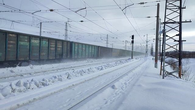3ЭС5К-857 с грузовым поездом проходит станцию Апатиты, 8.03.2022г. смотреть онлайн