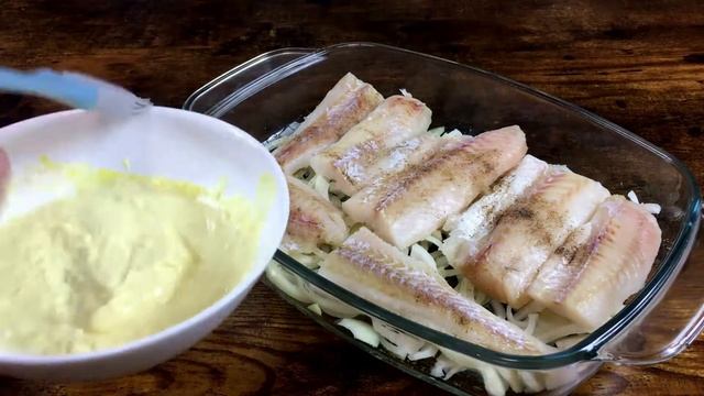 РЫБА В Духовке! Невероятно сочная Рыба на луковой подушке. Быстро и очень просто! смотреть онлайн
