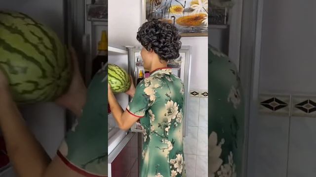 母亲上了年纪头发花白，吃点薯条还要防着儿子偷吃，这老人生活过的可真辛苦【潼潼的一家】 смотреть онлайн