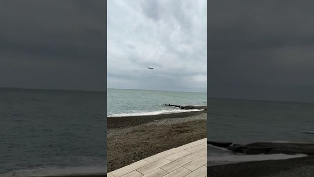 как садится самолёт над Чёрным морем смотреть онлайн