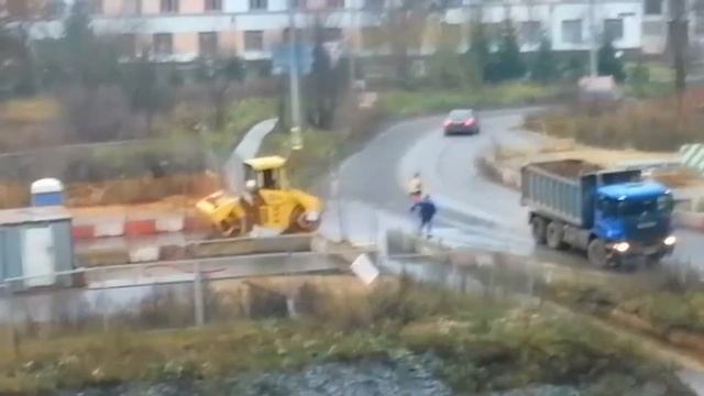 Строительные машины для детей - НАСТОЯЩАЯ СТРОЙКА дороги! КАТОК чуть не ВРЕЗАЛСЯ в автобус! смотреть онлайн
