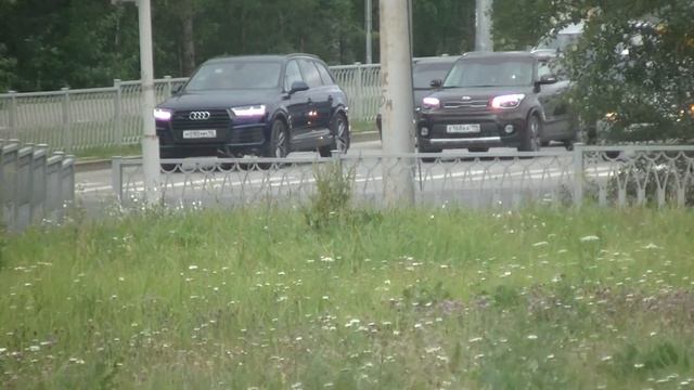Audi Q7 М090ММ96 поворот налево с правого ряда смотреть онлайн