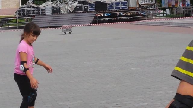 Лера катается на гироскутере смотреть онлайн