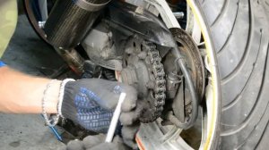 Как натянуть цепь на мотоцикле Honda VFR400R