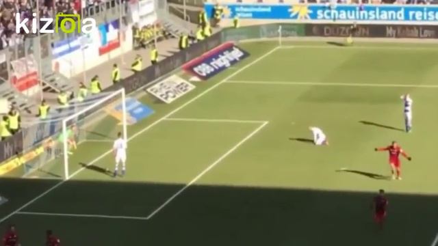 Incredible - Duisburg goalkeeper Mark Flekken turns back on play to get a drink and cashes a goal смотреть онлайн
