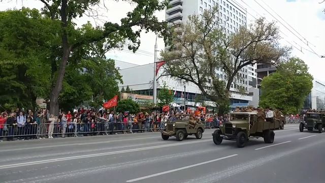 День Победы. Ростов-на-Дону. Военная техника ВОВ движется по Большой Садовой улице. смотреть онлайн