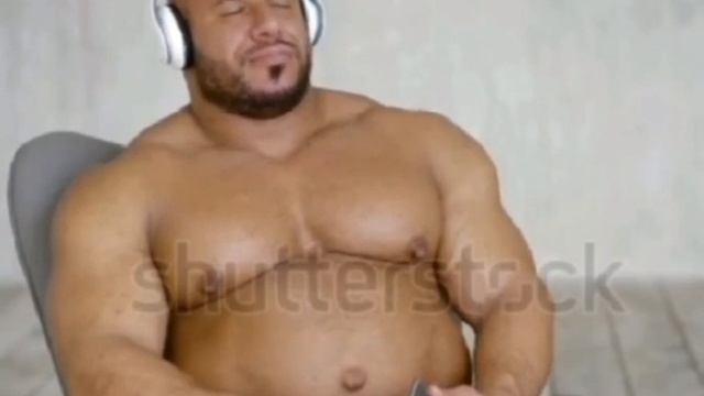 Мужик качок слушает Влада А4 KIDS мем смотреть онлайн