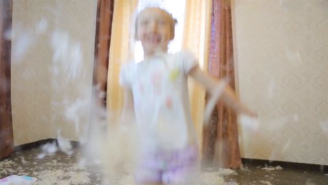 Весь дом в перьях # Веселье с Лизок # Бой подушками смотреть онлайн