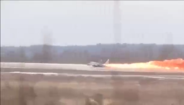 Авария истребителя МиГ-29 ВВС Белоруссии на взлете в Бобруйске смотреть онлайн