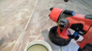 Покраска стен откосов краскопультом