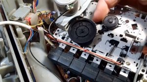 +++ Поэтический РЕМОНТ лентопротяжного механизма магнитолы PHILIPS.