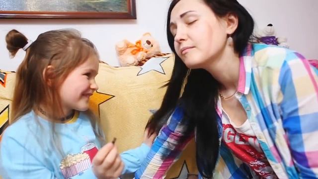 Играем в салон красоты Яна мастер Визажист делает макияж МАМЕ детской косметикой Makeup kids смотреть онлайн