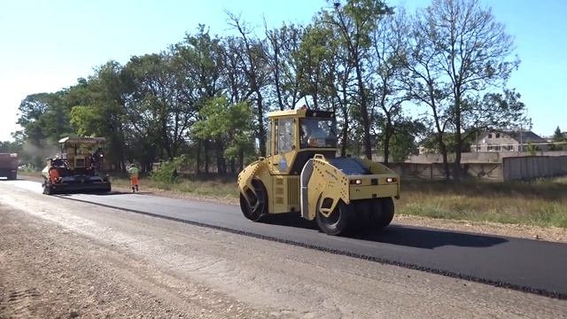 Как выглядят с/х поля и укладка асфальта на улице Октябрьская п. Гвардейское Крым - 4 августа 2020 смотреть онлайн