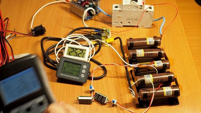 Дешёвые высокотоковые Li-ion 18650 аккумуляторы Liitokala HG2 с Aliexpress нагрузочный тест 10 - 15 смотреть онлайн