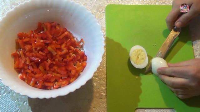 Вкуснейший салат из минимума продуктов за пару минут. Delicious salad from a minimum of products. смотреть онлайн
