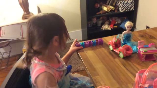 Elsa goes shopping for shopkins with skylar! смотреть онлайн