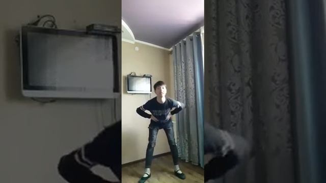 Кружок Современного танца. Преподаватель Шекербек уулу Илим тема урока "Разминка". смотреть онлайн