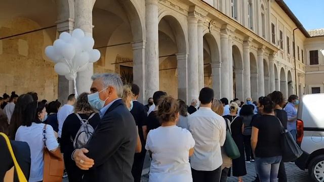 Terni, addio a Gianluca e Flavio: gli applausi rivolti alle due bare bianche смотреть онлайн