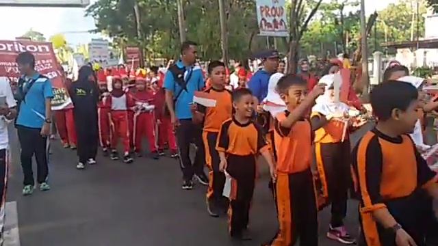 Fun Walk Briton Internasional English School смотреть онлайн