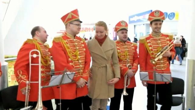 Верка Сердючка песня "Всё будет хорошо" - Гусарский оркестр смотреть онлайн
