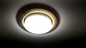 Установка светодиодной лампы Ecola и проверка на пульсацию света