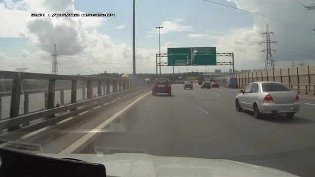 Выбило стекло пассажирской двери на КАД СПб. 31.07.2016 г. смотреть онлайн
