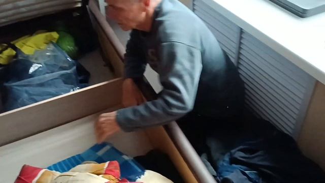 17 ноября 2023 г. Убираемся в кровати. Сколько хлама! смотреть онлайн