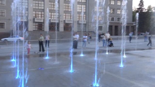 город уфа 30 апреля 2023 свето- музыкальный фонтан на советской площади. водное шоу на закате смотреть онлайн