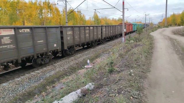 Электровоз ВЛ10У-778 с грузовым поездом следует по перегону Кольцово-Арамиль смотреть онлайн