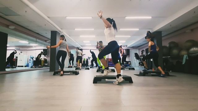 СТЕП АЭРОБИКА ЦЕЛАЯ ТРЕНИРОВКА / STEP AEROBICS смотреть онлайн