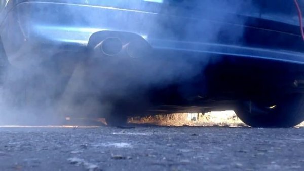 BMW 325 Compact - dym z výfuku / smoke from exhaust