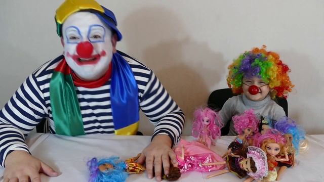 Веселый клоун играет в куклы. Игрушки для девочек. Funny Clown Video смотреть онлайн