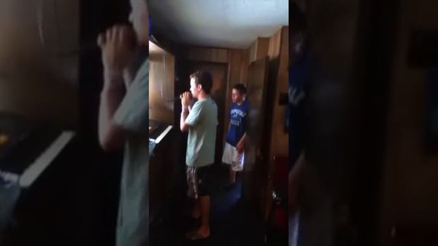 Renán cantando un sacuduro смотреть онлайн