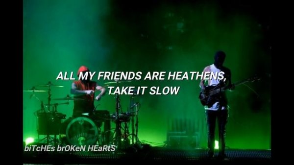 Twenty One Pilots - Stressed Out & Heathens live at the AMAS 2016 (lyrics)