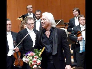 Дмитрий Хворостовский Аплодисменты и цветы после концерта