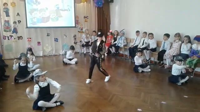 Монатик "по школьному" Самый КРУТОЙ танец! смотреть онлайн