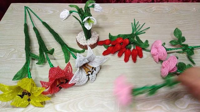 Цветы из бисера Обзор// Flowers Bead Review смотреть онлайн
