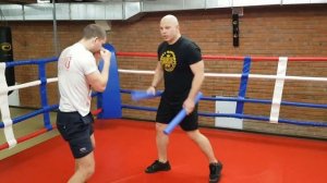 ОБУЧЕНИЕ БОКСУ : РАБОТА С МЯГКИМИ ТРЕНЕРСКИМИ ПАЛКАМИ