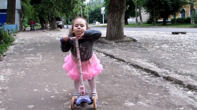 Маленькая модель позирует смотреть онлайн